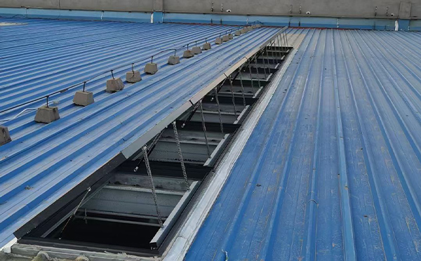 某城市大型商业综合体中庭安塞排烟窗工程